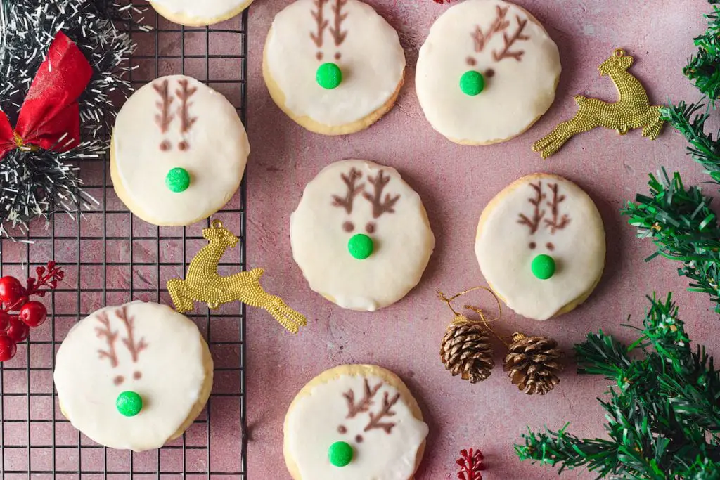 Galletas navideñas de reno Rudolph con glaseado de azúcar en polvo y M&M