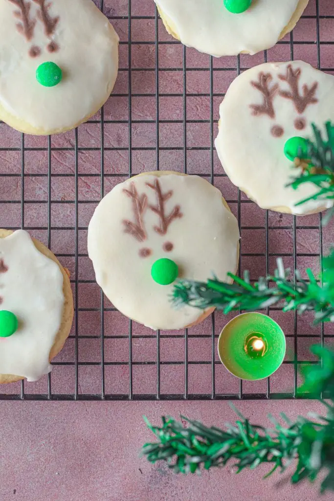 Galletas navideñas de reno Rudolph con glaseado de azúcar en polvo y M&M