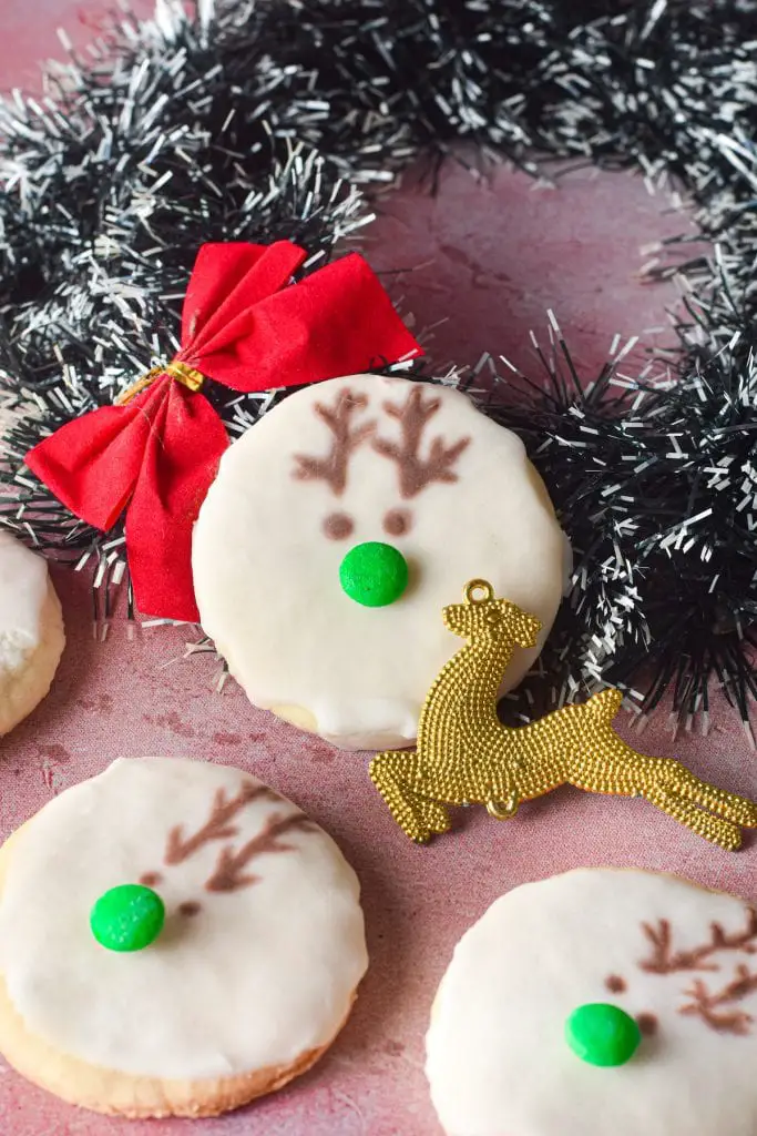 Galletas navideñas de reno Rudolph con glaseado de azúcar en polvo y M&M