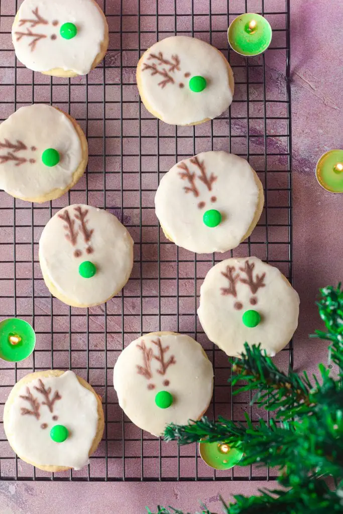 Galletas navideñas de reno Rudolph con glaseado de azúcar en polvo y M&M