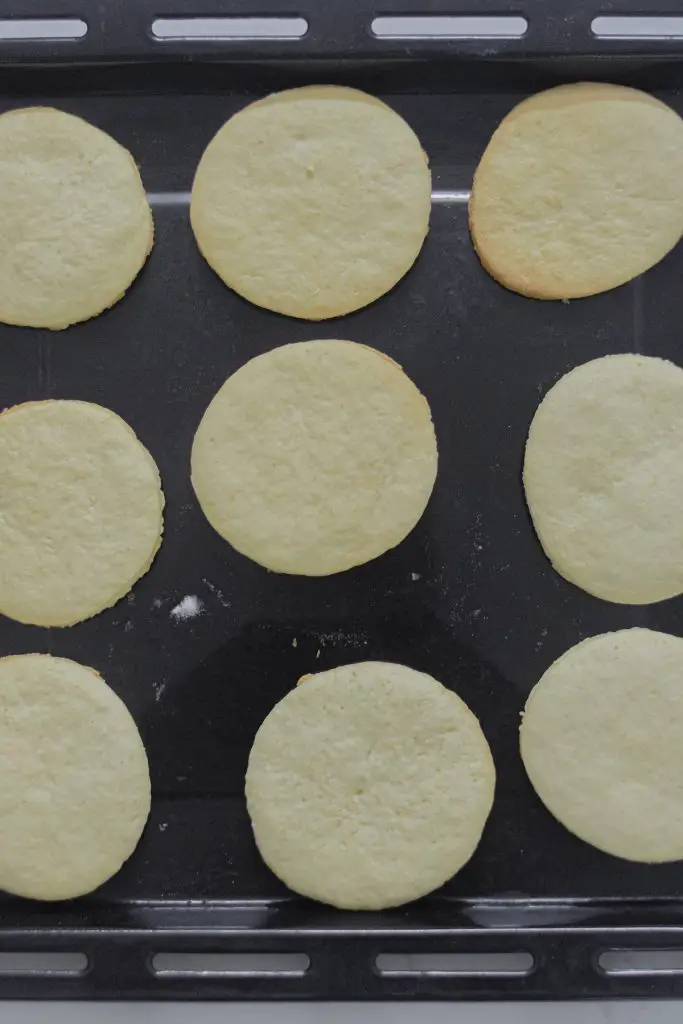 Galletas navideñas de reno Rudolph con glaseado de azúcar en polvo y M&M