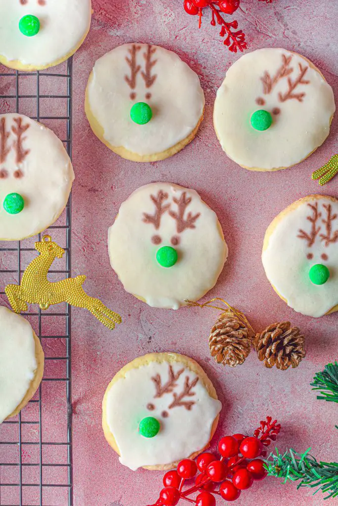 Galletas navideñas de reno Rudolph con glaseado de azúcar en polvo y M&M