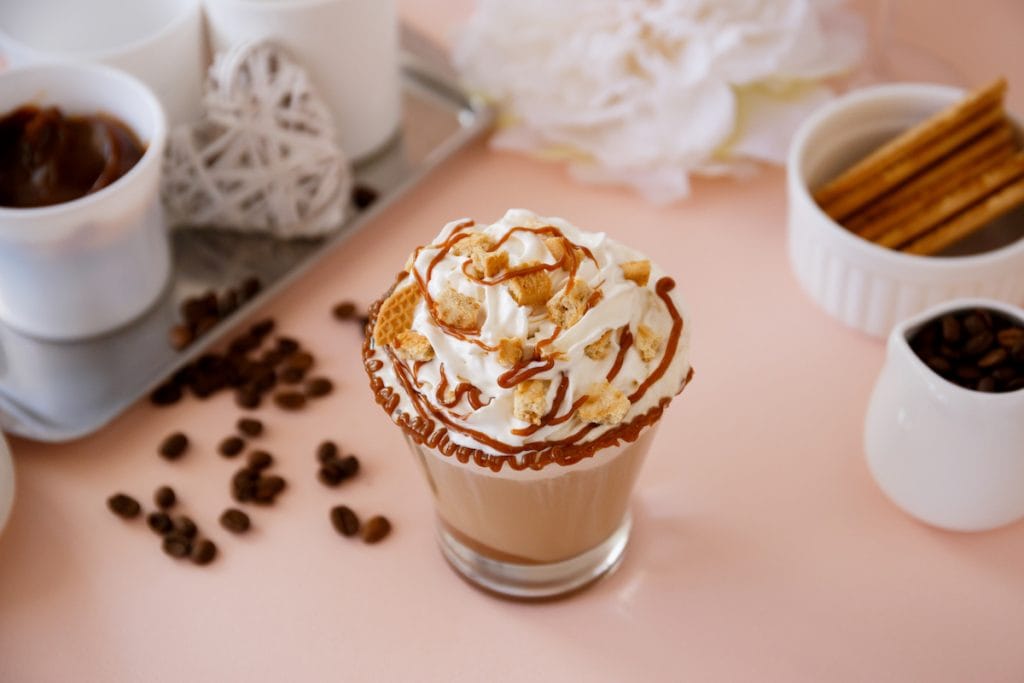 Imitador casero fácil de Starbucks Caramel Brûlée Latte
