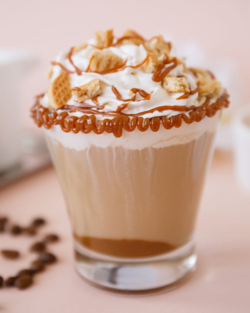 Imitador casero fácil de Starbucks Caramel Brûlée Latte
