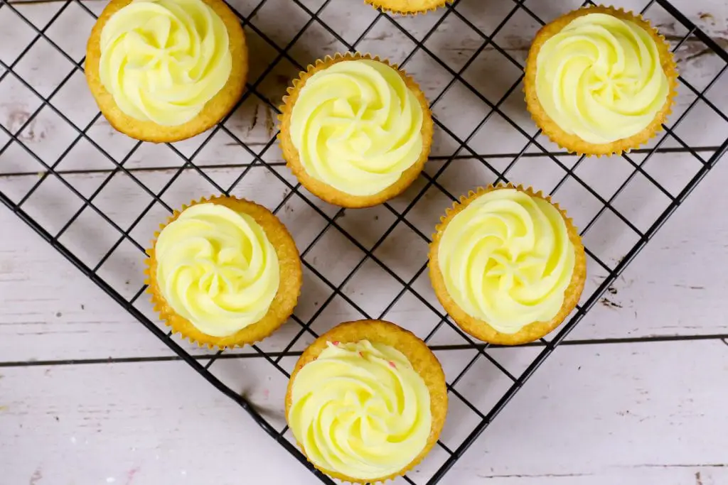 Los mejores cupcakes de limón y frambuesa con mezcla para pastel