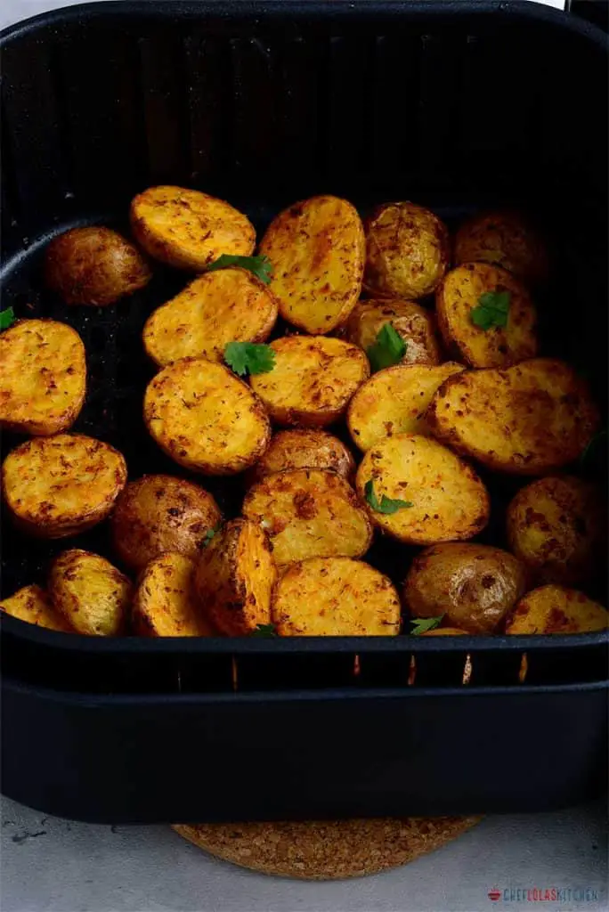 Patatas tiernas crujientes con freidora de aire | ¡rapido y facil! Patatas tiernas crujientes con freidora de aire | ¡rapido y facil!