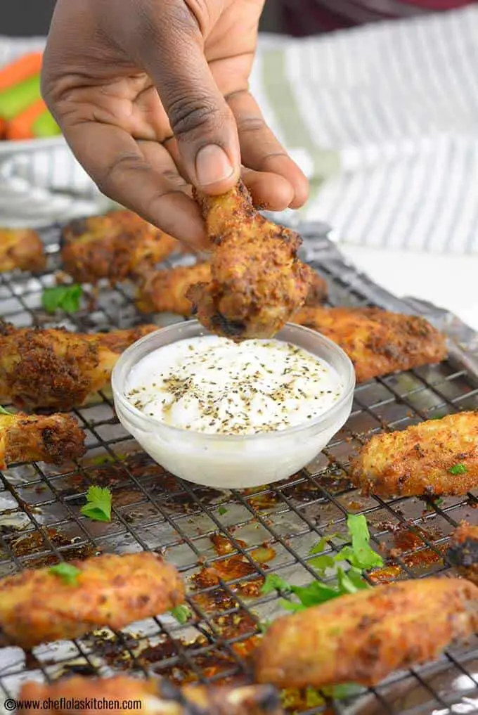 Frote las alitas de pollo al horno para secarlas Frote las alitas de pollo al horno para secarlas