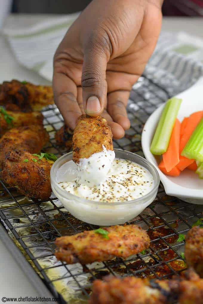 Frote las alitas de pollo al horno para secarlas Frote las alitas de pollo al horno para secarlas