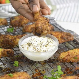 Frote las alitas de pollo al horno para secarlas Frote las alitas de pollo al horno para secarlas