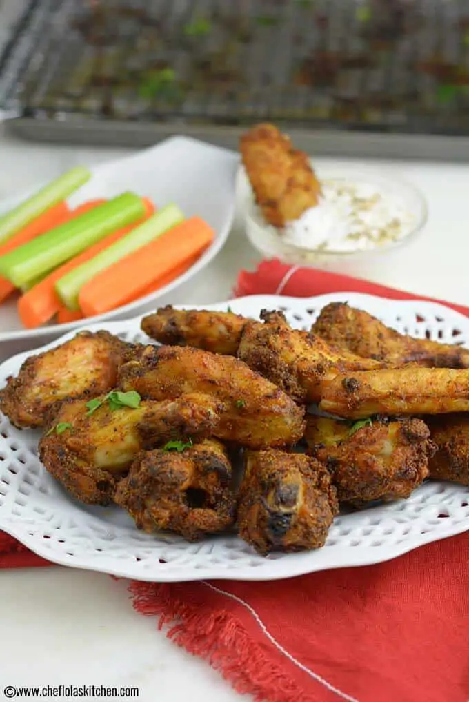 Frote las alitas de pollo al horno para secarlas Frote las alitas de pollo al horno para secarlas