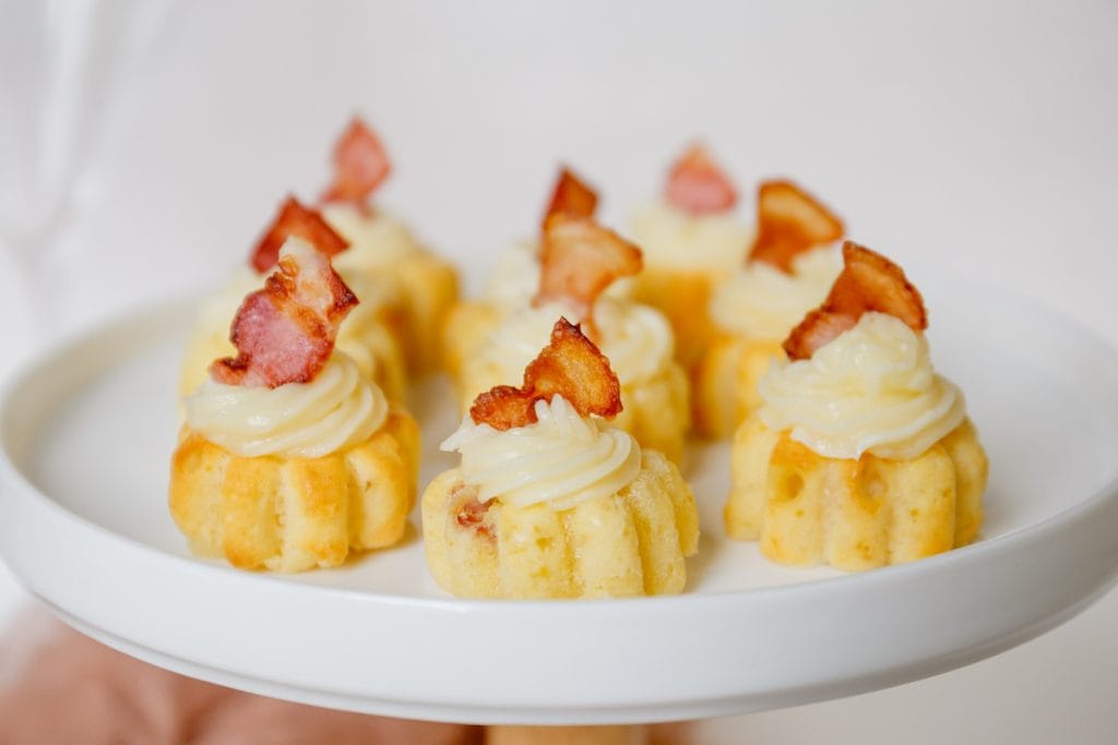 Mini cupcakes de tocino de arce, deliciosamente dulces y salados Mini cupcakes de tocino de arce, deliciosamente dulces y salados