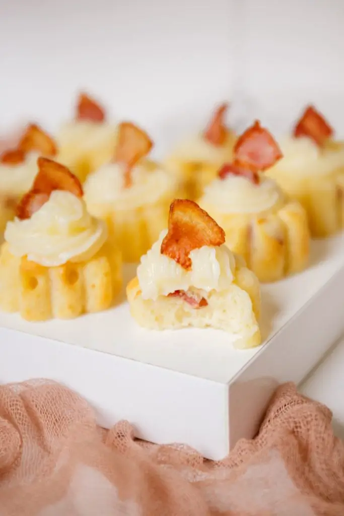 Mini cupcakes de tocino de arce, deliciosamente dulces y salados Mini cupcakes de tocino de arce, deliciosamente dulces y salados