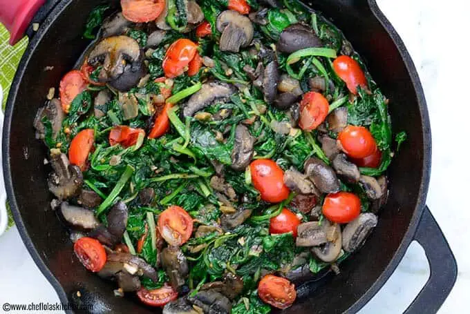 Salmón Ennegrecido con Espinacas Salteadas y Champiñones
