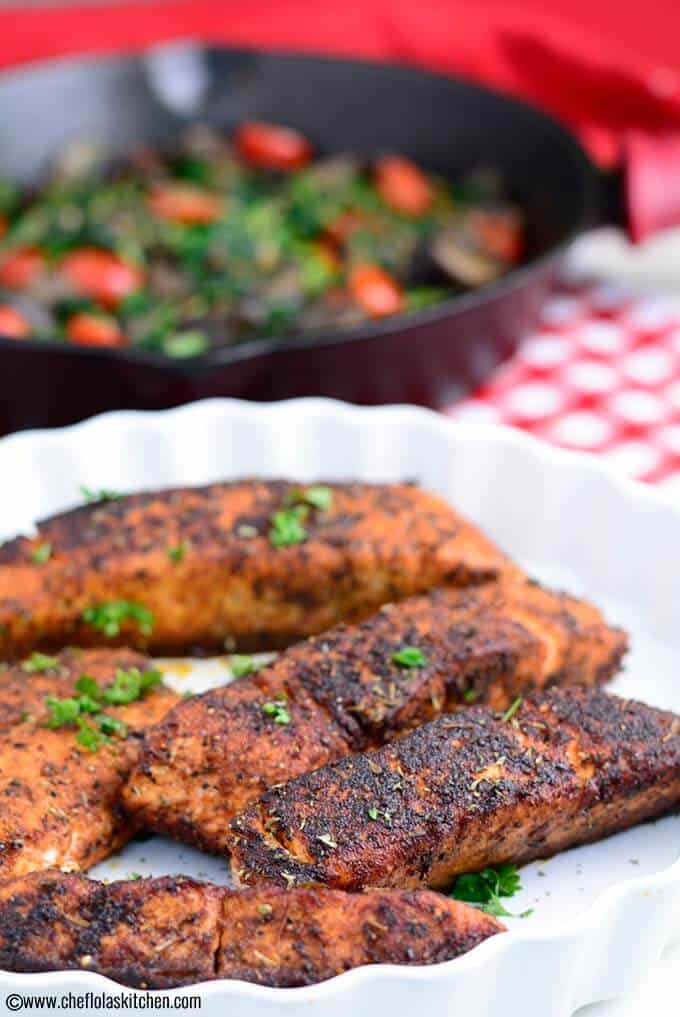 Salmón Ennegrecido con Espinacas Salteadas y Champiñones