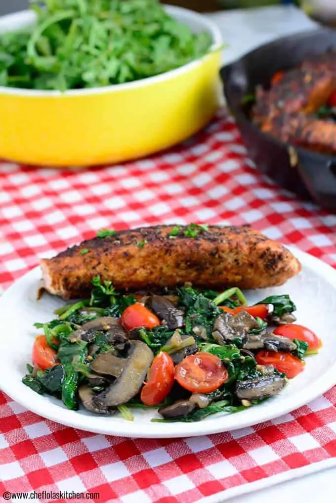 Salmón Ennegrecido con Espinacas Salteadas y Champiñones