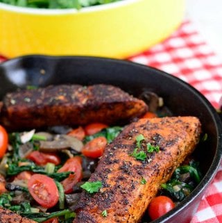 Salmón Ennegrecido con Espinacas Salteadas y Champiñones