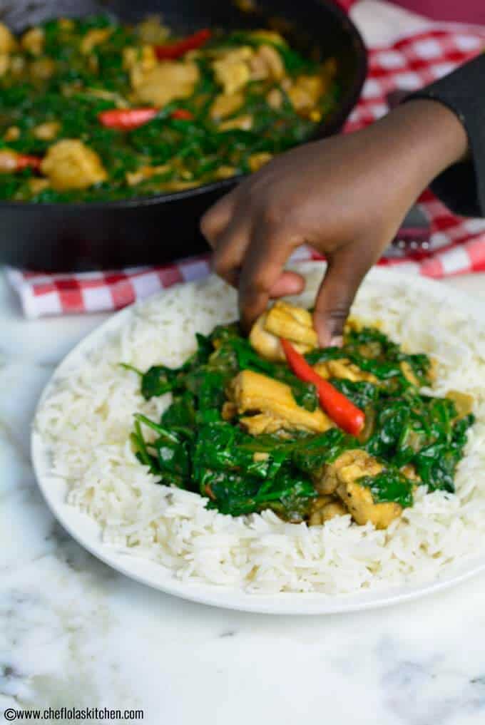 Freír pollo con espinacas