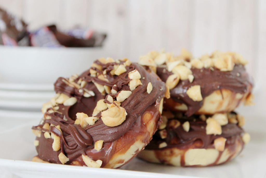 Las mejores donas horneadas caseras: Krispy Kreme Snickers Donuts