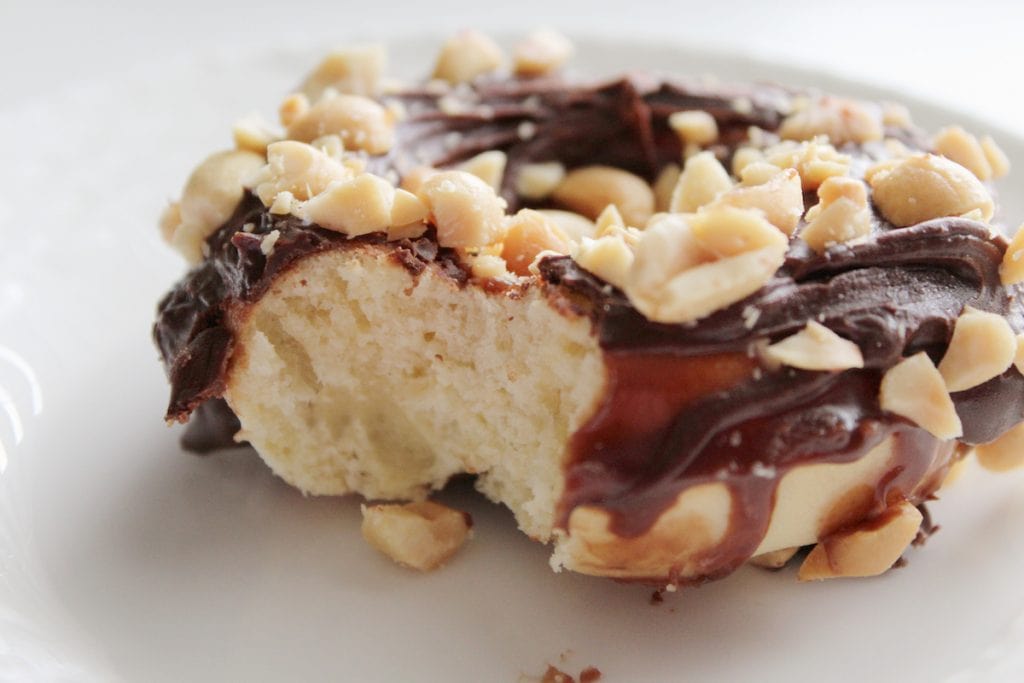 Las mejores donas horneadas caseras: Krispy Kreme Snickers Donuts