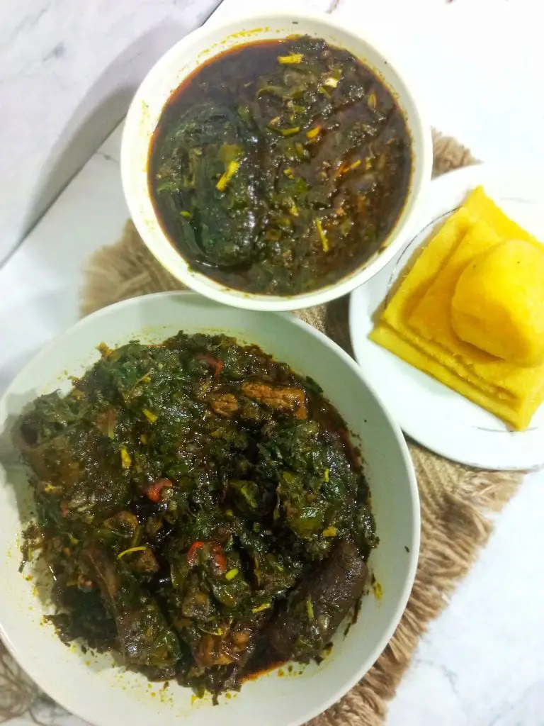 Auténtica receta de sopa nigeriana Afang con okazi y hojas de agua