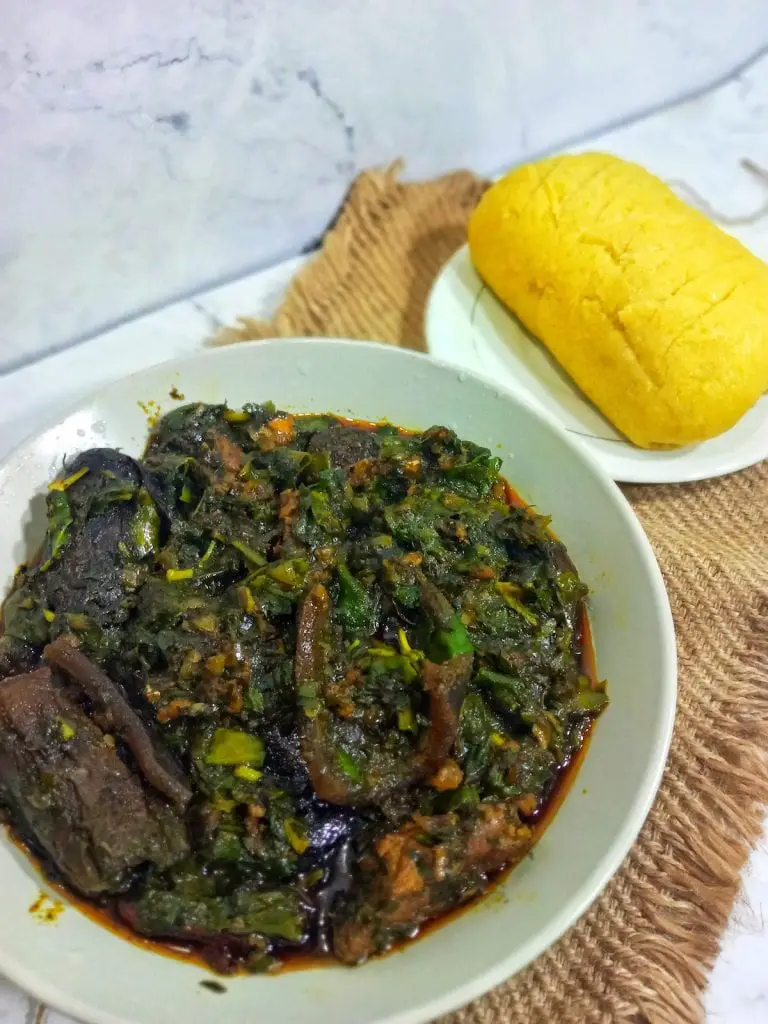 Auténtica receta de sopa nigeriana Afang con okazi y hojas de agua