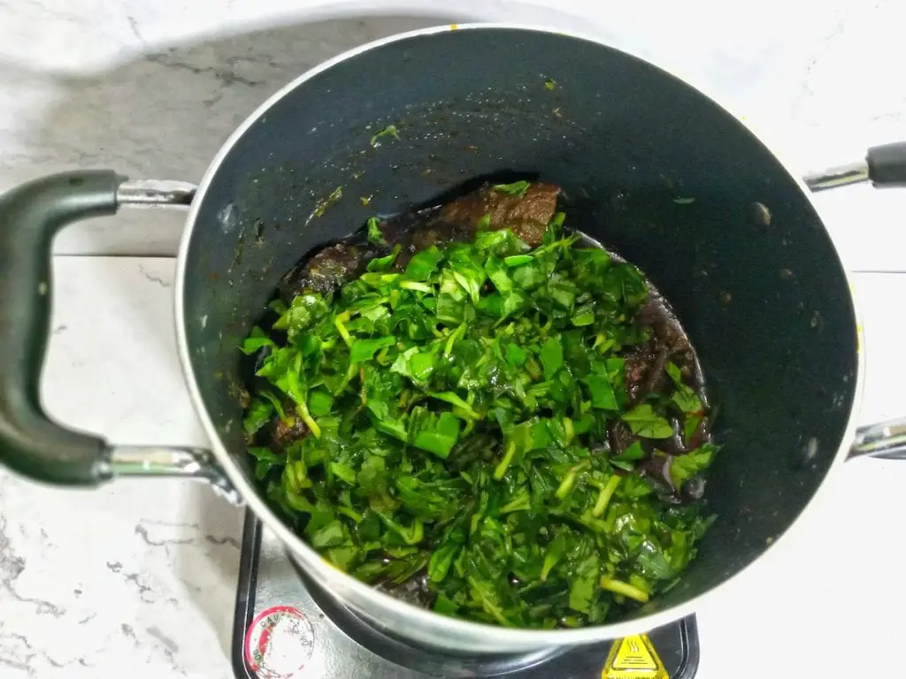 Auténtica receta de sopa nigeriana Afang con okazi y hojas de agua