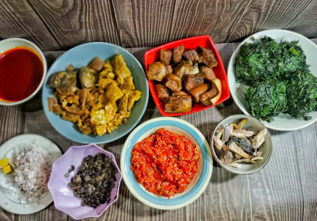 Cómo hacer Efo Riro (receta fácil de guiso de espinacas nigeriano) Cómo hacer Efo Riro (receta fácil de guiso de espinacas nigeriano)