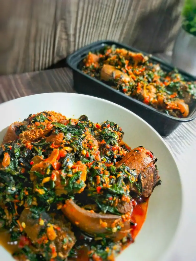 Cómo hacer Efo Riro (receta fácil de guiso de espinacas nigeriano) Cómo hacer Efo Riro (receta fácil de guiso de espinacas nigeriano)
