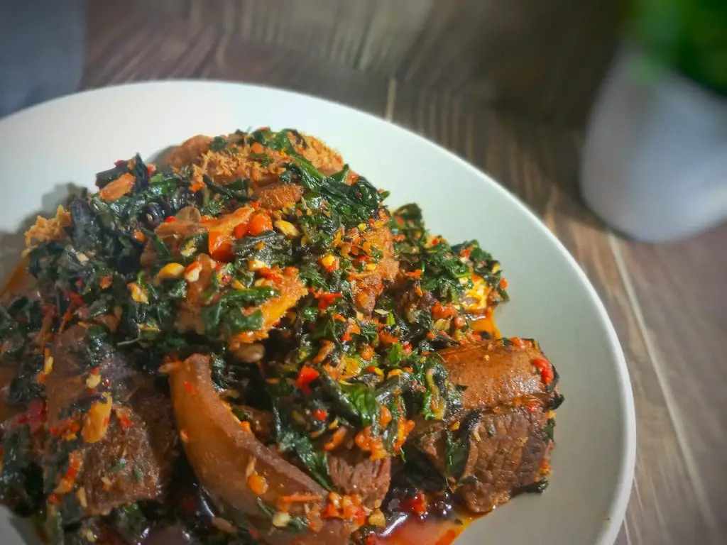 Cómo hacer Efo Riro (receta fácil de guiso de espinacas nigeriano)