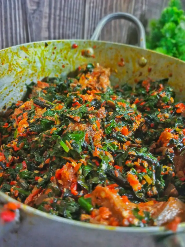 Cómo hacer Efo Riro (receta fácil de guiso de espinacas nigeriano) Cómo hacer Efo Riro (receta fácil de guiso de espinacas nigeriano)