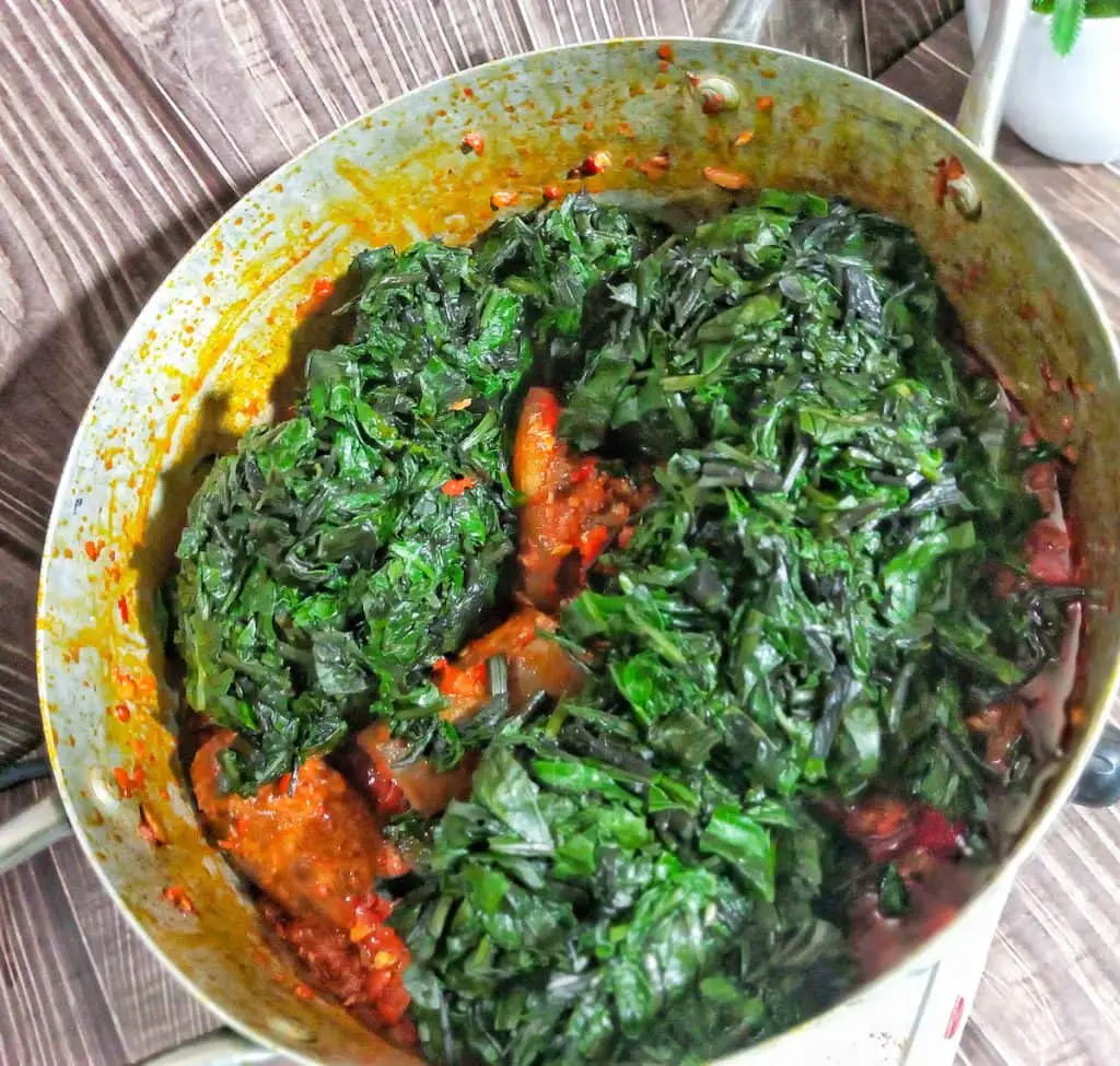 Cómo hacer Efo Riro (receta fácil de guiso de espinacas nigeriano) Cómo hacer Efo Riro (receta fácil de guiso de espinacas nigeriano)