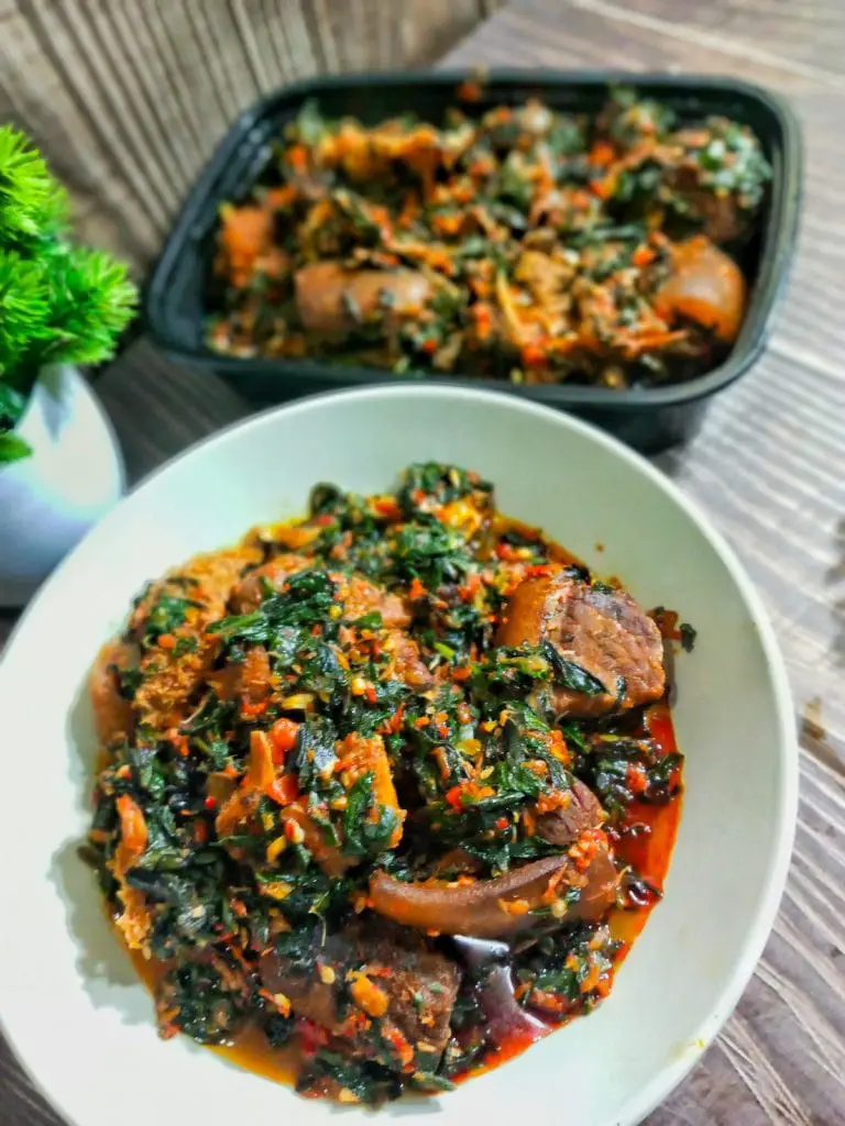 Cómo hacer Efo Riro (receta fácil de guiso de espinacas nigeriano) Cómo hacer Efo Riro (receta fácil de guiso de espinacas nigeriano)