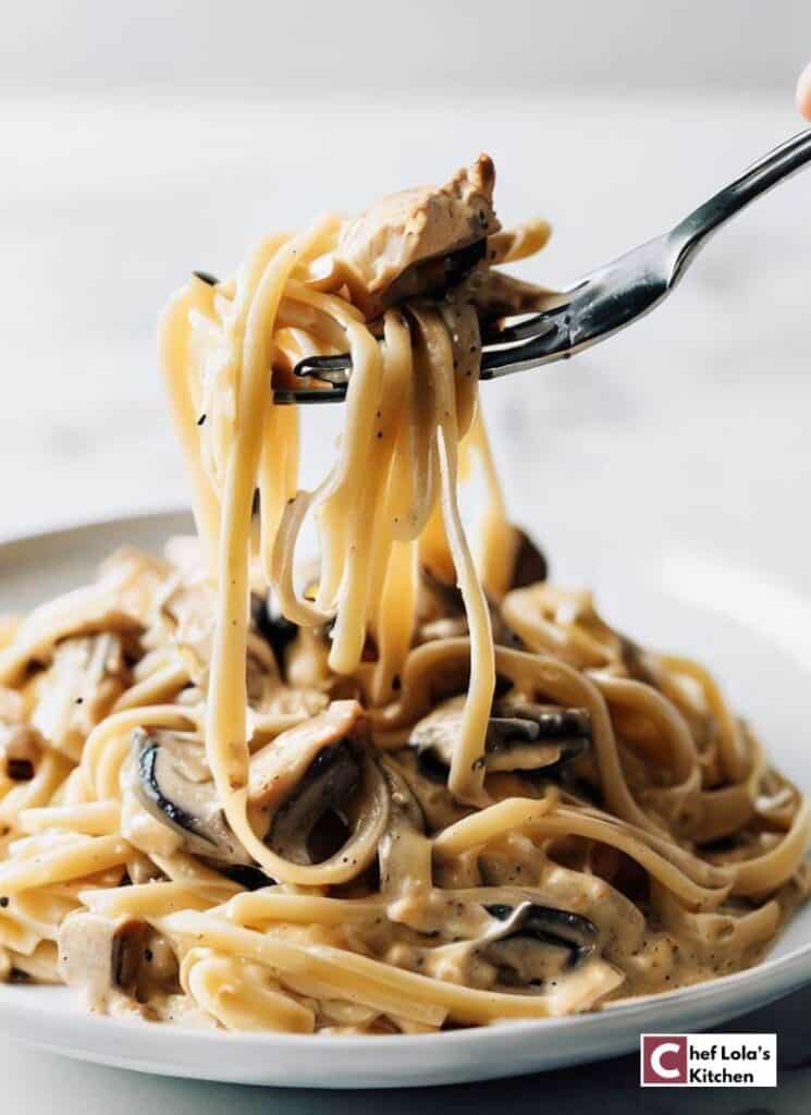 Una olla de pasta cremosa de champiñones con pollo Una olla de pasta cremosa de champiñones con pollo