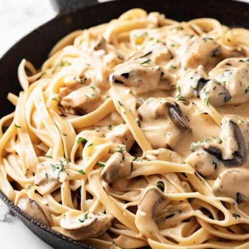 Una olla de pasta cremosa de champiñones con pollo Una olla de pasta cremosa de champiñones con pollo