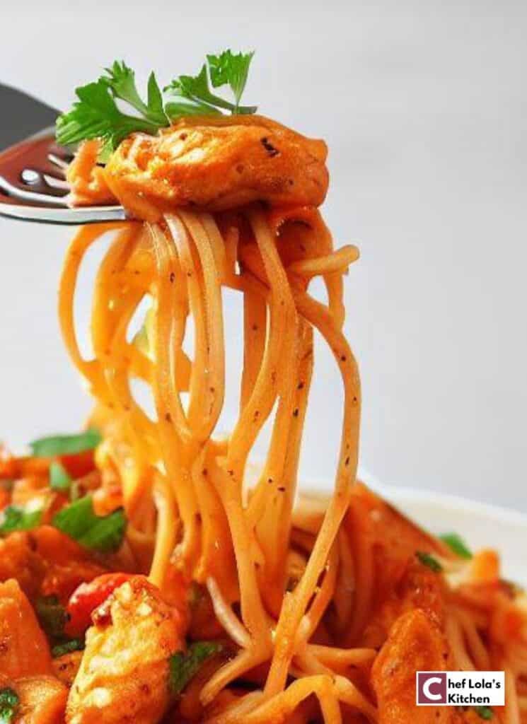 Receta casera de espaguetis con pollo picante