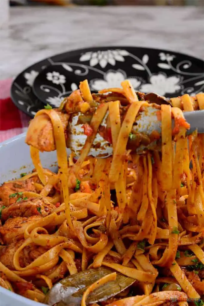 Receta de pasta cajún jambalaya con camarones, pollo y salchicha Receta de pasta cajún jambalaya con camarones, pollo y salchicha