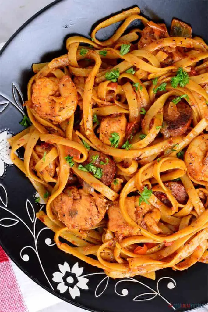 Receta de pasta cajún jambalaya con camarones, pollo y salchicha Receta de pasta cajún jambalaya con camarones, pollo y salchicha