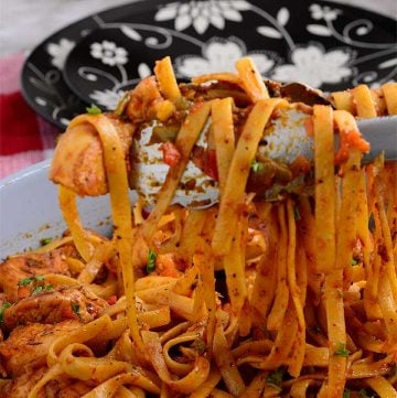 Receta de pasta cajún jambalaya con camarones, pollo y salchicha