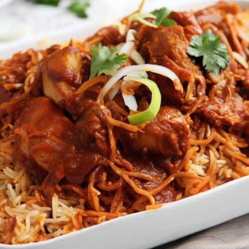 Biryani de pollo con azafrán, yogur y cebolla caramelizada Biryani de pollo con azafrán, yogur y cebolla caramelizada