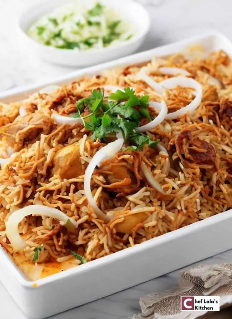 Biryani de pollo con azafrán, yogur y cebolla caramelizada Biryani de pollo con azafrán, yogur y cebolla caramelizada