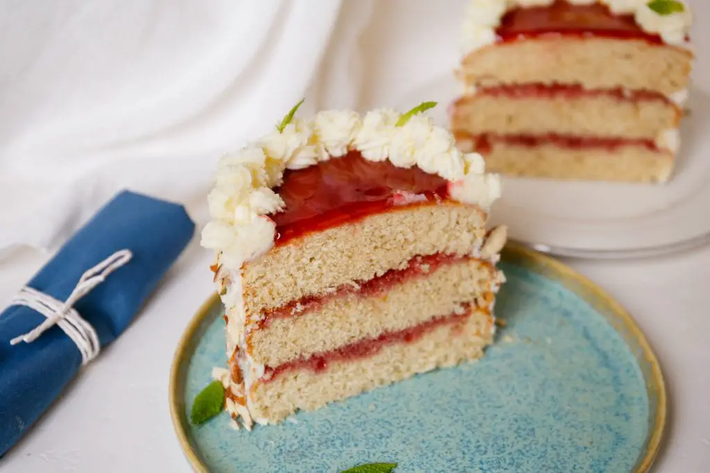 Pastel de capas increíblemente delicioso con mantequilla marrón