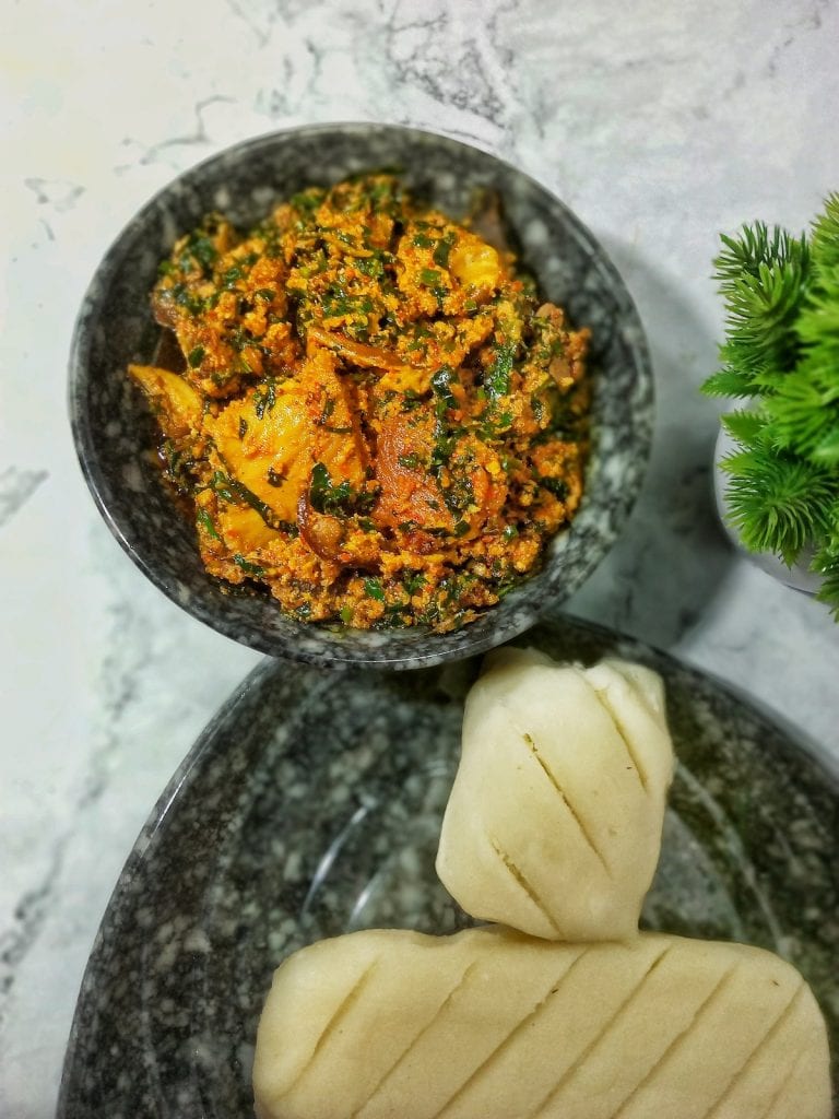 Sopa nigeriana de ñame machacado y Egusi (cómo hacer sopa Egusi)