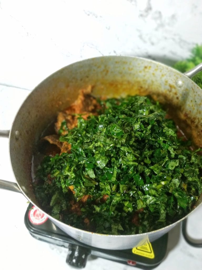 Sopa nigeriana de ñame machacado y Egusi (cómo hacer sopa Egusi)
