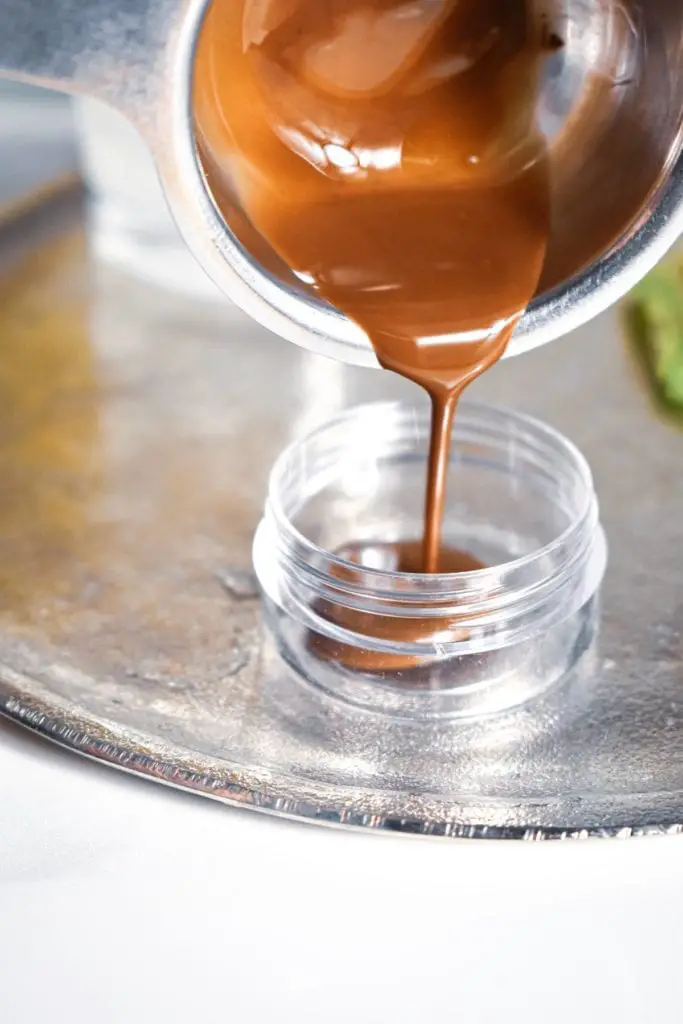 Receta fácil de brillo labial casero: brillo labial de chocolate y menta Receta fácil de brillo labial casero: brillo labial de chocolate y menta
