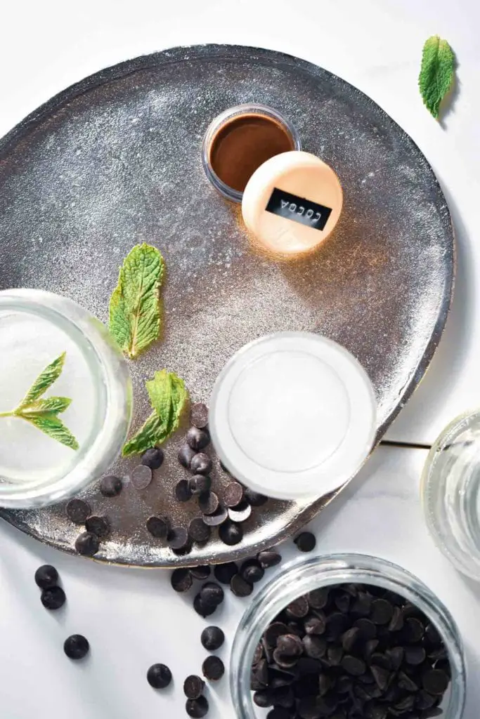 Receta fácil de brillo labial casero: brillo labial de chocolate y menta Receta fácil de brillo labial casero: brillo labial de chocolate y menta
