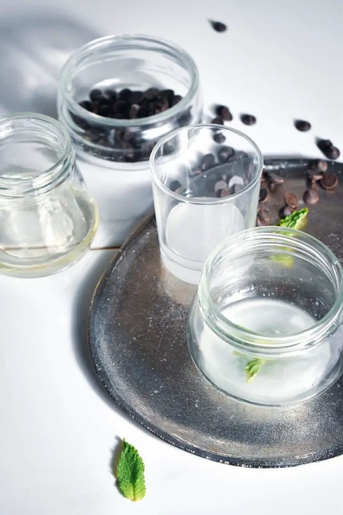 Receta fácil de brillo labial casero: brillo labial de chocolate y menta Receta fácil de brillo labial casero: brillo labial de chocolate y menta