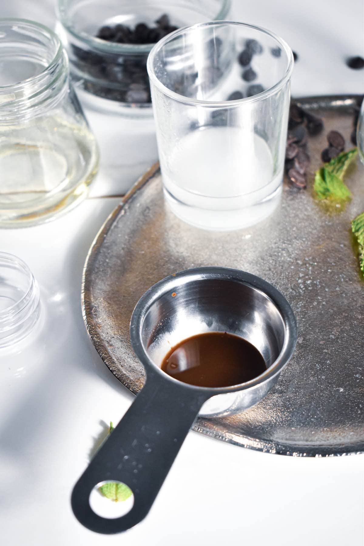 Receta fácil de brillo labial casero: brillo labial de chocolate y menta Receta fácil de brillo labial casero: brillo labial de chocolate y menta