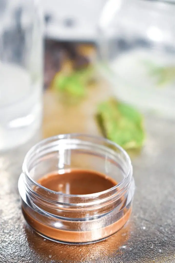 Receta fácil de brillo labial casero: brillo labial de chocolate y menta Receta fácil de brillo labial casero: brillo labial de chocolate y menta