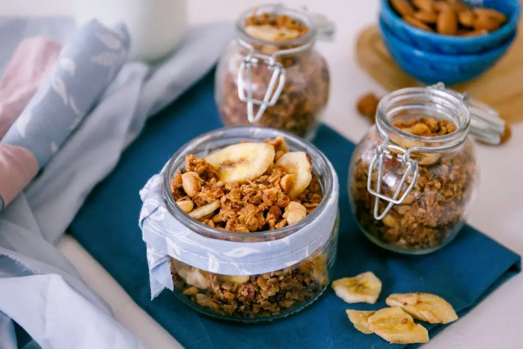 Deliciosa y nutritiva receta casera de granola de plátano Deliciosa y nutritiva receta casera de granola de plátano