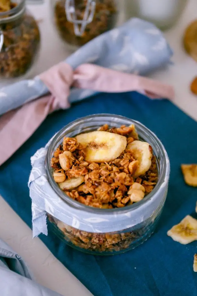 Deliciosa y nutritiva receta casera de granola de plátano Deliciosa y nutritiva receta casera de granola de plátano
